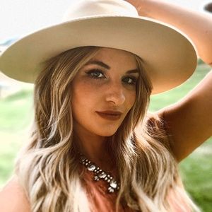 Meet your Posher, Corinne